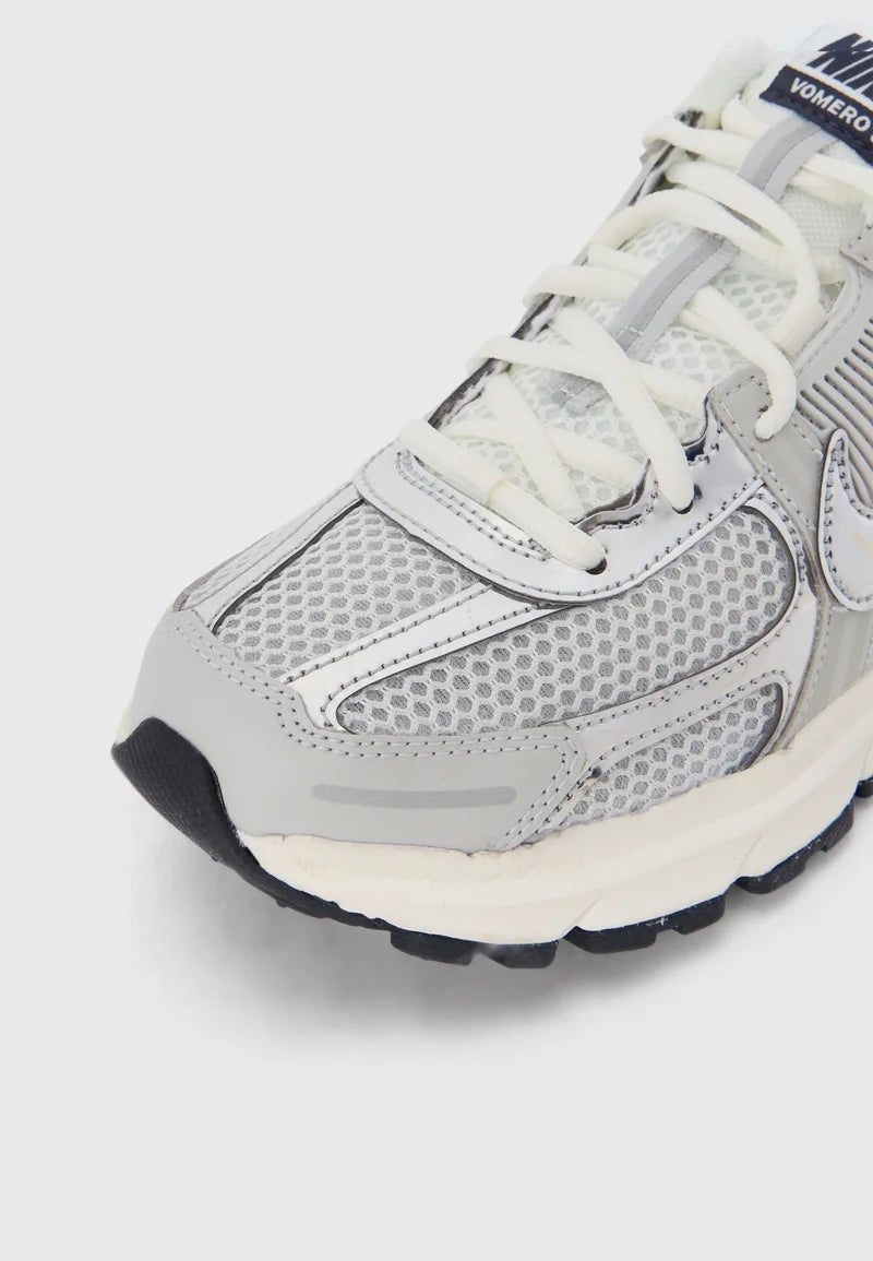 Nike Zoom Vomero 5 Photon Dust/Chrome-Gridiron-Sail-Mtlc Platinum