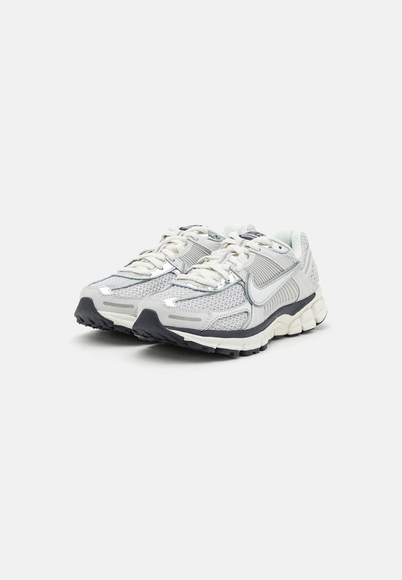 Nike Zoom Vomero 5 Photon Dust/Chrome-Gridiron-Sail-Mtlc Platinum